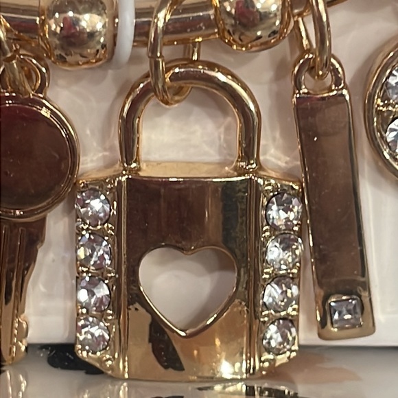 BNIB Guess Logo Rhinestone Lock & Key Charm Bracelet Earring Set Gold Tone 3 pc - Picture 6 of 8